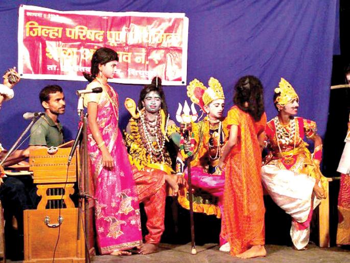 Sindhudurg: The novel initiative of the Theater, Amegaon School, for the prize money | सिंधुुदुर्ग : बक्षिसाच्या रकमेतून शाळेला रंगमंच, आंबेगाव शाळेचा अभिनव उपक्रम Sindhudurg: The novel initiative of the Theater, Amegaon School, for the prize money | सिंधुुदुर्ग : बक्षिसाच्या रकमेतून शाळेला रंगमंच, आंबेगाव शाळेचा अभिनव उपक्रम