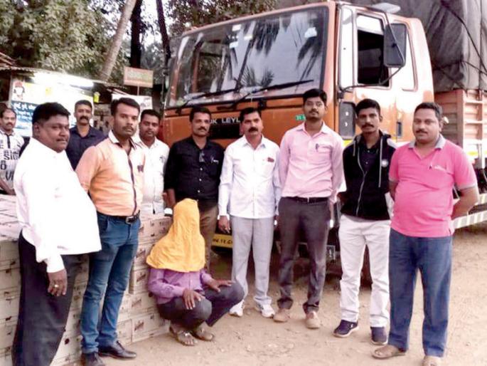 Trafficking in illegal liquor trafficking, trash cases | अवैध दारु वाहतुकीवर कारवाई, कुडाळातील घटना Trafficking in illegal liquor trafficking, trash cases | अवैध दारु वाहतुकीवर कारवाई, कुडाळातील घटना