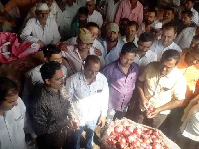 Start of onion litigation in the white market premises | पांढुर्ली उपबाजार आवारात कांदा लिलावास सुरूवात Start of onion litigation in the white market premises | पांढुर्ली उपबाजार आवारात कांदा लिलावास सुरूवात