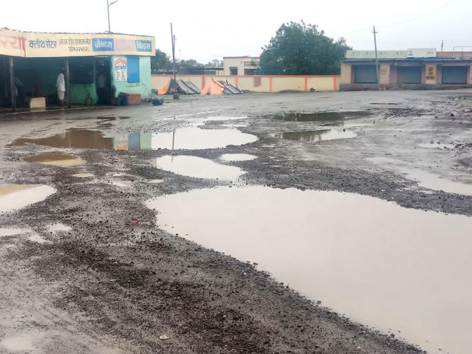 Poor empire in the Nandurshingote bus stand | नांदूरशिंगोटे बसस्थानकात खड्ड्यांचे साम्राज्य Poor empire in the Nandurshingote bus stand | नांदूरशिंगोटे बसस्थानकात खड्ड्यांचे साम्राज्य