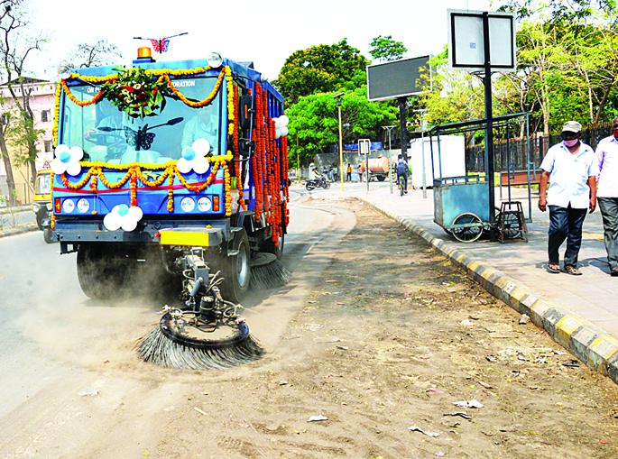 Sweeping machine on the road in Solapur; Cleaning on 120 km road at night | सोलापुरात स्विपिंग मशीन रस्त्यावर; राेज रात्री हाेणार १२० किमी मार्गावर स्वच्छता
