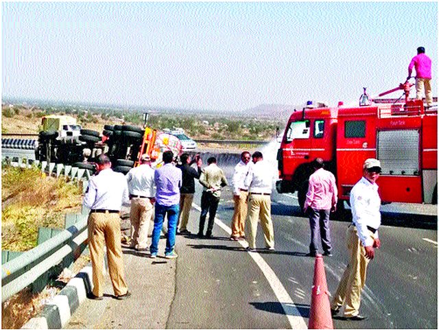 Two people injured in tanker tank in Road Valley | राहुड घाटात रसायनांचा टॅँकर उलटून दोन जखमी Two people injured in tanker tank in Road Valley | राहुड घाटात रसायनांचा टॅँकर उलटून दोन जखमी