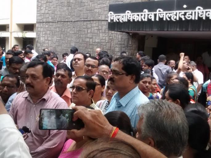 Shukushkat in the construction of the Collector Office; Zip Comic Response | जिल्हाधिकारी कार्यालयासह बांधकाममध्ये शुकशुकाट; जि.प. संमिस्त्र प्रतिसाद Shukushkat in the construction of the Collector Office; Zip Comic Response | जिल्हाधिकारी कार्यालयासह बांधकाममध्ये शुकशुकाट; जि.प. संमिस्त्र प्रतिसाद