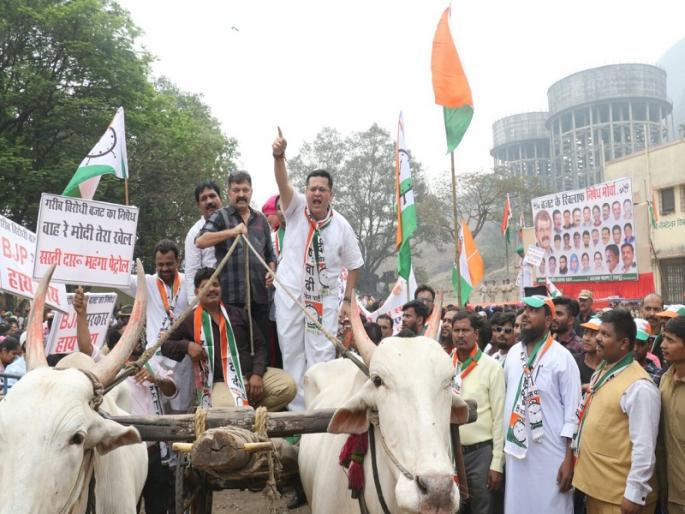 NCP's unique rally against the Central Government in Thane; | ठाण्यात केंद्र सरकारच्या विरोधात राष्ट्रवादीचे अनोखे आंदोलन, काढला बैलगाडी मोर्चा NCP's unique rally against the Central Government in Thane; | ठाण्यात केंद्र सरकारच्या विरोधात राष्ट्रवादीचे अनोखे आंदोलन, काढला बैलगाडी मोर्चा