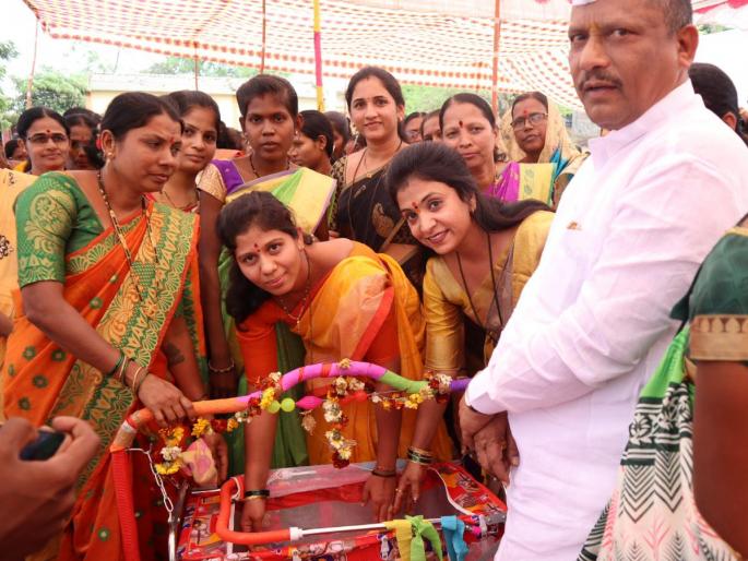 Collective naming ceremony for girls from Thane Zip by keeping! | पाळण्यात टाकून मुलींचा ठाणे जि.प.कडून सामूहिक नामकरण सोहळा ! Collective naming ceremony for girls from Thane Zip by keeping! | पाळण्यात टाकून मुलींचा ठाणे जि.प.कडून सामूहिक नामकरण सोहळा !