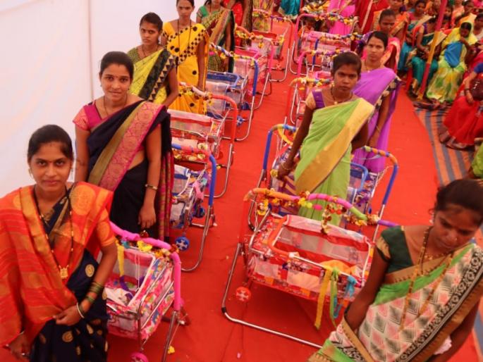 Collective naming ceremony for girls from Thane Zip by keeping! | पाळण्यात टाकून मुलींचा ठाणे जि.प.कडून सामूहिक नामकरण सोहळा ! Collective naming ceremony for girls from Thane Zip by keeping! | पाळण्यात टाकून मुलींचा ठाणे जि.प.कडून सामूहिक नामकरण सोहळा !