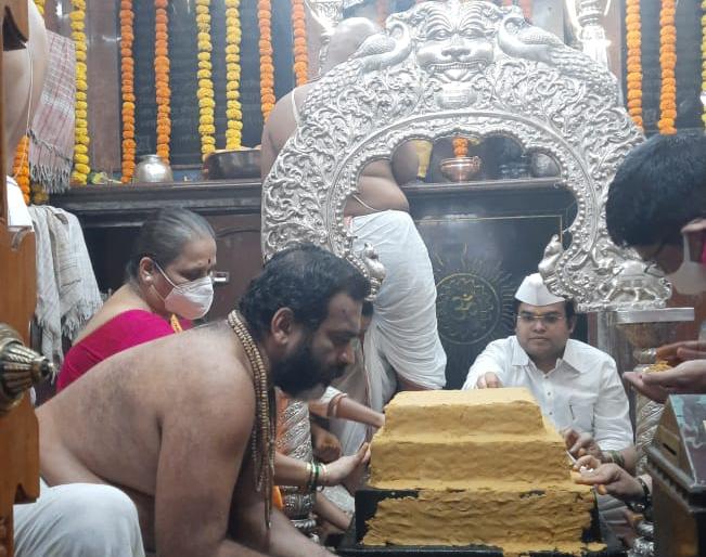 Ooty coating on Nivruttinath's tomb | निवृत्तिनाथांच्या समाधीला उटीचा लेप Ooty coating on Nivruttinath's tomb | निवृत्तिनाथांच्या समाधीला उटीचा लेप