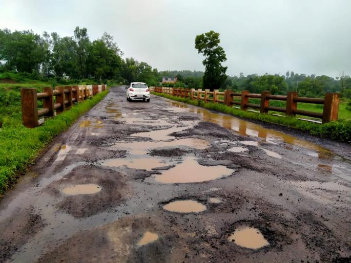 Harsul-Nashik road was paved | हरसूल-नाशिक रस्त्याची झाली चाळण Harsul-Nashik road was paved | हरसूल-नाशिक रस्त्याची झाली चाळण