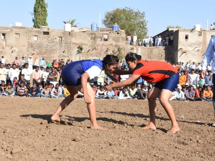 Girls dominated by coups | कुुस्त्यांची दंगलीत मुलींचे वर्चस्व Girls dominated by coups | कुुस्त्यांची दंगलीत मुलींचे वर्चस्व