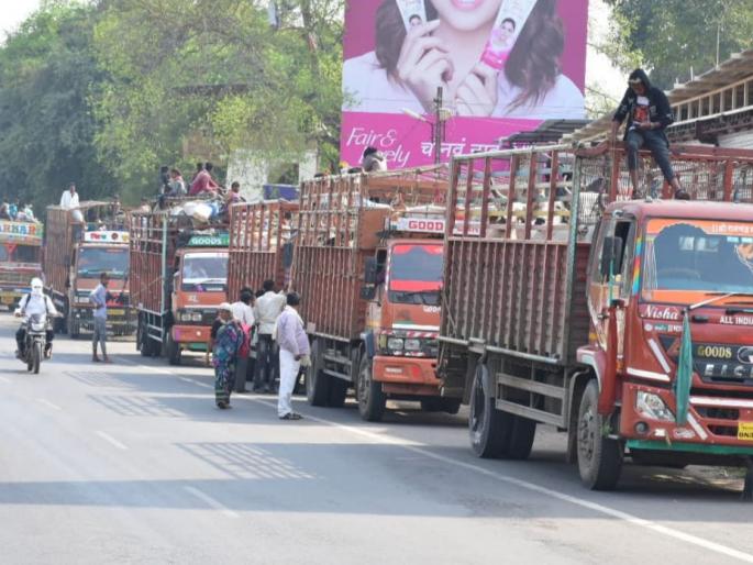 Sugarcane transporters' union strikes for price hike, queues of vehicles in the town | ऊसतोडणी वाहतूकदार संघटनांचा दरवाढीसाठी संप, नगरमध्ये वाहनांच्या रांगा Sugarcane transporters' union strikes for price hike, queues of vehicles in the town | ऊसतोडणी वाहतूकदार संघटनांचा दरवाढीसाठी संप, नगरमध्ये वाहनांच्या रांगा
