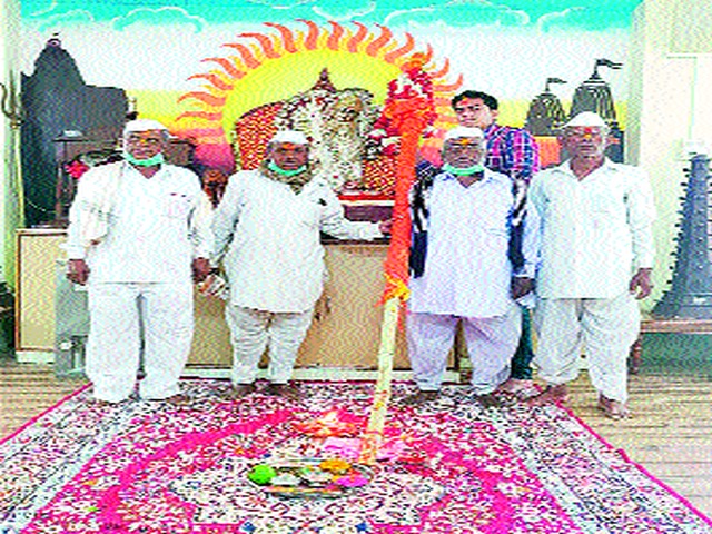 The tradition of celebrity continued on the Seven Seaside | सप्तशृंगगडावर कीर्तिध्वजाची परंपरा कायम