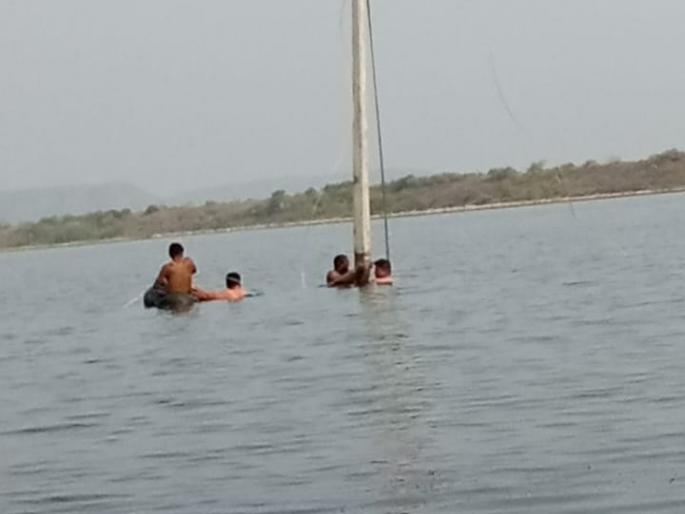  Electricity is supplied by betting life in water | पाण्यात जीवाची बाजी लावत वीजपुरवठा केला सुरळीत