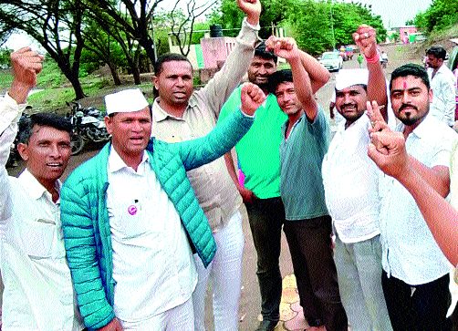Demonstrations in protest against forced repayment | सक्तीच्या वसुलीविरोधात दात्याणेत निदर्शने Demonstrations in protest against forced repayment | सक्तीच्या वसुलीविरोधात दात्याणेत निदर्शने