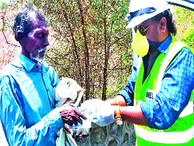 Appetite for the waiters, escorted by highway patrol officers | महामार्गावरील गस्त अधिकाऱ्यांनी भागविली वाटसरु ंची भूक