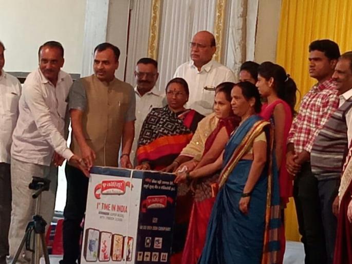 Distribution of home-based bills by Panchayat Samiti | विंचूरला पंचायत समितीतर्फे घरघंटीचे वाटप Distribution of home-based bills by Panchayat Samiti | विंचूरला पंचायत समितीतर्फे घरघंटीचे वाटप