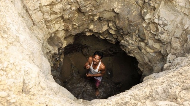 The works of five wells in each gram panchayat | प्रत्येक ग्रामपंचायतीत पाच विहिरींची कामे The works of five wells in each gram panchayat | प्रत्येक ग्रामपंचायतीत पाच विहिरींची कामे