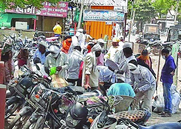 Crowds persist in front of banks; Violation of rules | बँकांसमोर गर्दी कायम; नियमांचे उल्लंघन Crowds persist in front of banks; Violation of rules | बँकांसमोर गर्दी कायम; नियमांचे उल्लंघन