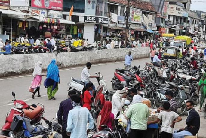 Washim Unlock: Restrictions relaxed; The peak of the crowd on the first day | Washim Unlock : निर्बंध शिथिल; पहिल्याच दिवशी गर्दीचा उच्चांक