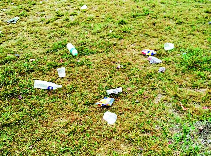 The school grounds became an alcoholic strain | शालेय मैदान बनले मद्यपींचा ठिय्या The school grounds became an alcoholic strain | शालेय मैदान बनले मद्यपींचा ठिय्या