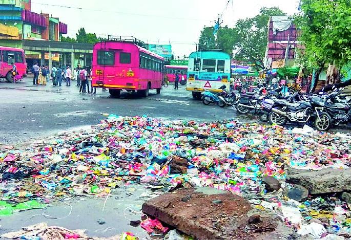 The climax of indigestion in the bus station | बसस्थानकात अस्वच्छतेचा कळस The climax of indigestion in the bus station | बसस्थानकात अस्वच्छतेचा कळस