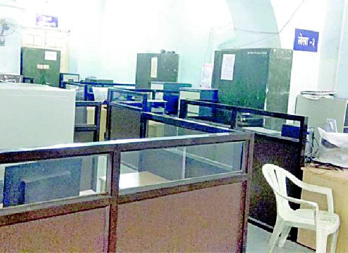 Offices of the work stalled due to the strike | संपामुळे कार्यालयांचे काम ठप्प Offices of the work stalled due to the strike | संपामुळे कार्यालयांचे काम ठप्प