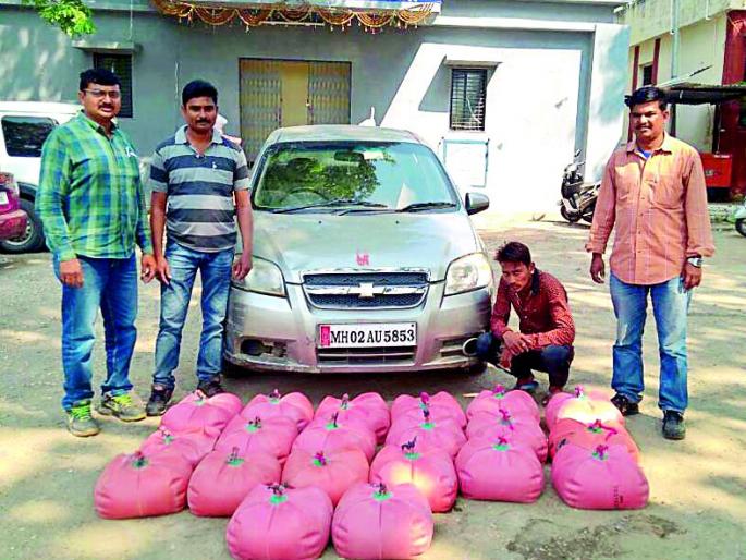 4.45 lakhs of ammunition seized | ४.४५ लाखांचा दारूसाठा जप्त 4.45 lakhs of ammunition seized | ४.४५ लाखांचा दारूसाठा जप्त