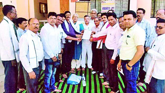 Demonstrations before the Education Office | शिक्षणाधिकारी कार्यालयासमोर निदर्शने Demonstrations before the Education Office | शिक्षणाधिकारी कार्यालयासमोर निदर्शने