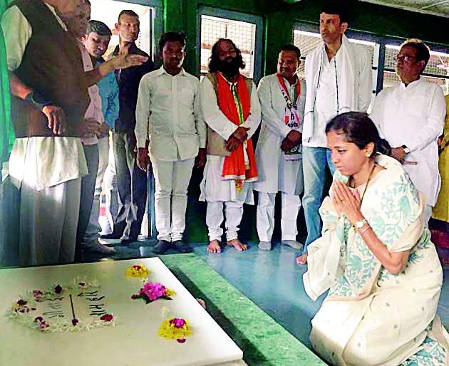 Ra.co. The leader came down and bowed down to the master | रा.काँ. नेते झाले महात्म्यापुढे नतमस्तक Ra.co. The leader came down and bowed down to the master | रा.काँ. नेते झाले महात्म्यापुढे नतमस्तक