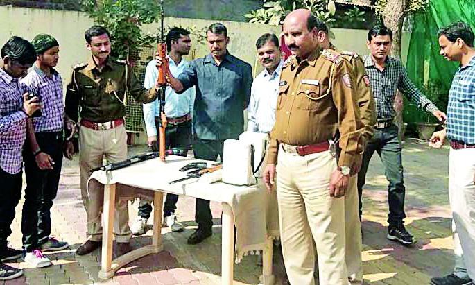 Students learn about police work | विद्यार्थ्यांनी जाणून घेतली पोलीस कार्याची माहिती Students learn about police work | विद्यार्थ्यांनी जाणून घेतली पोलीस कार्याची माहिती