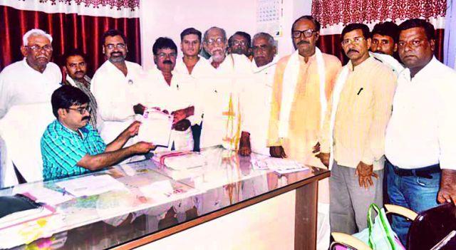 Give the farmers a market value of five times | शेतकऱ्यांना बाजारभावाच्या पाचपट मोबदला द्या