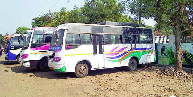 Travel barricades in 'Clean' work | ‘स्वच्छ’च्या कामात ट्रॅव्हल्सची आडकाठी Travel barricades in 'Clean' work | ‘स्वच्छ’च्या कामात ट्रॅव्हल्सची आडकाठी