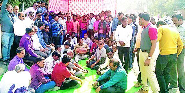 Power workers named after the boat | विद्युत कर्मचाऱ्यांनी मोडले ऊर्जामंत्र्यांच्या नावाने बोट Power workers named after the boat | विद्युत कर्मचाऱ्यांनी मोडले ऊर्जामंत्र्यांच्या नावाने बोट