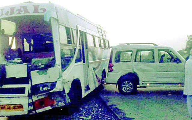 Accident of car-trips; 12 passengers injured | कार-ट्रॅव्हल्सचा अपघात; १२ प्रवासी जखमी Accident of car-trips; 12 passengers injured | कार-ट्रॅव्हल्सचा अपघात; १२ प्रवासी जखमी