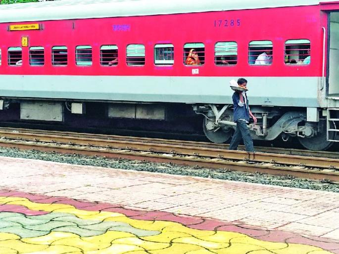 The sale of food from the rail corridor | रेल्वे रुळावरून खाद्यपदार्थांची विक्री The sale of food from the rail corridor | रेल्वे रुळावरून खाद्यपदार्थांची विक्री
