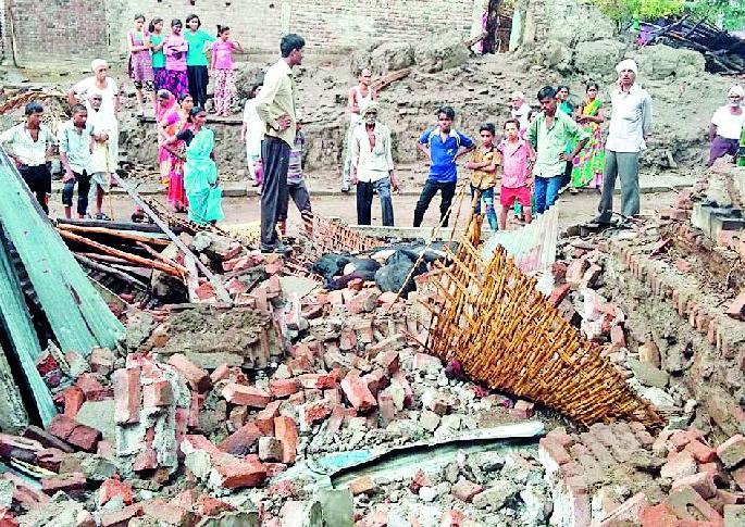 383 houses stormed | वादळीवाऱ्याचा ३८३ घरांना फटका 383 houses stormed | वादळीवाऱ्याचा ३८३ घरांना फटका