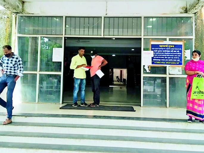 Corona prevention measures 'locked' in government offices | शासकीय कार्यालयांत कोरोना प्रतिबंधक उपाययोजना ‘लॉक’ Corona prevention measures 'locked' in government offices | शासकीय कार्यालयांत कोरोना प्रतिबंधक उपाययोजना ‘लॉक’