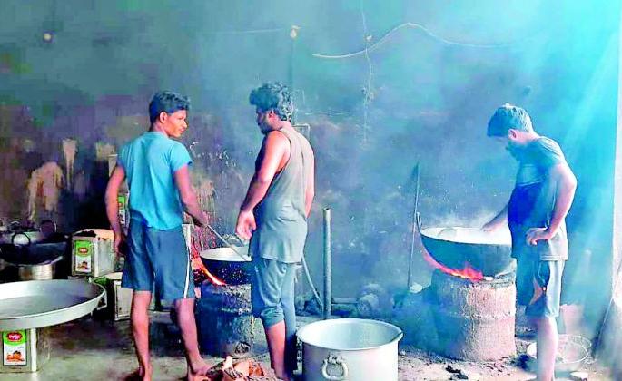 Inflation hits Diwali farala | दिवाळीच्या फराळाला महागाईचा तडका Inflation hits Diwali farala | दिवाळीच्या फराळाला महागाईचा तडका