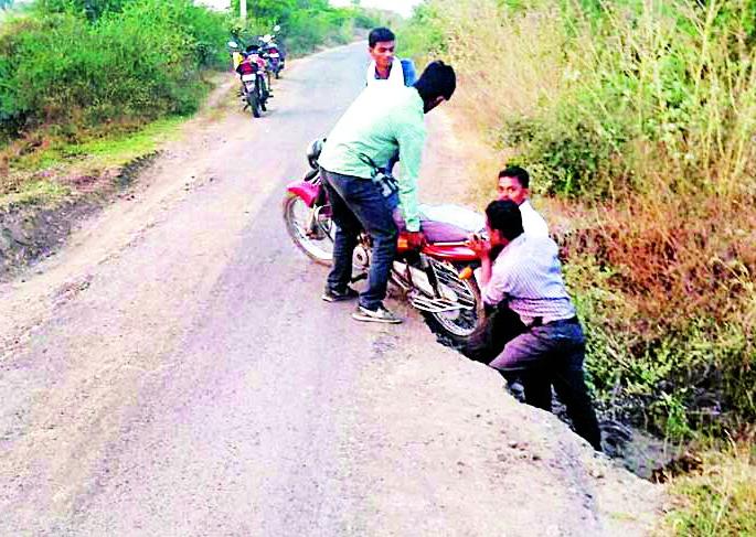 Donalda of Boothuda Pati to Savgi (Darda) route | बोथुडा पाटी ते सावंगी (देर्डा) मार्गाची दैनावस्था Donalda of Boothuda Pati to Savgi (Darda) route | बोथुडा पाटी ते सावंगी (देर्डा) मार्गाची दैनावस्था