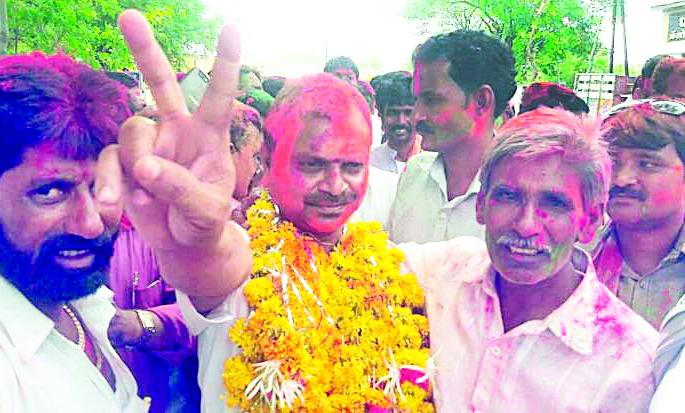 The group got into the match of the terms; But it has gone to power | अटीतटीच्या लढतीत गट आला; पण सत्ता गेली The group got into the match of the terms; But it has gone to power | अटीतटीच्या लढतीत गट आला; पण सत्ता गेली