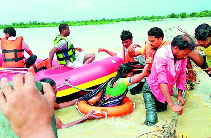 Ten laborers removed, they found out | दहा मजुरांना काढले सुखरूप बाहेर Ten laborers removed, they found out | दहा मजुरांना काढले सुखरूप बाहेर