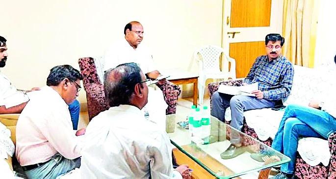 Speed up the three flyovers | तिन्ही रेल्वे उड्डाणपुलाच्या कामांना गती द्या