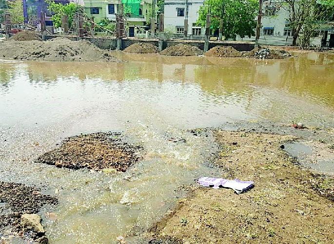 30 thousand liters of water has been washed away | ३० हजार लिटर स्वच्छ पाणी गेले वाहून