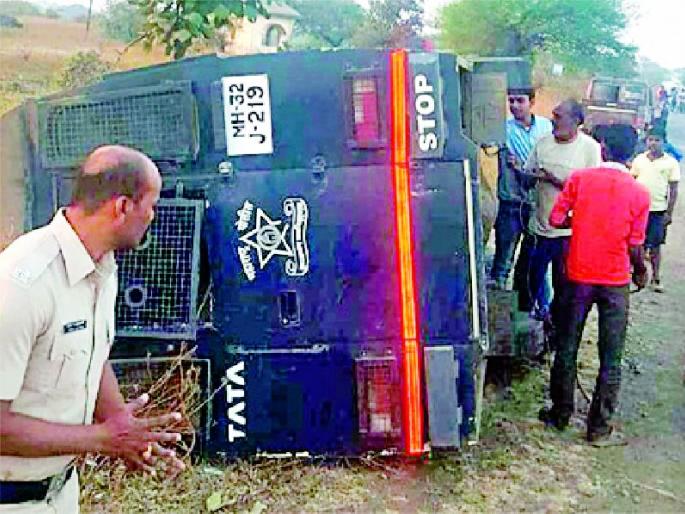 Accident on a police vehicle | पोलीस वाहनास अपघात Accident on a police vehicle | पोलीस वाहनास अपघात