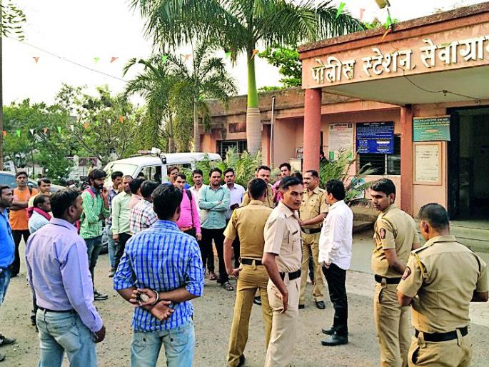 Report an offense to those who persuade Parsa suicide | पारसला आत्महत्येस प्रवृत्त करणाऱ्यांवर गुन्हा नोंदवा Report an offense to those who persuade Parsa suicide | पारसला आत्महत्येस प्रवृत्त करणाऱ्यांवर गुन्हा नोंदवा
