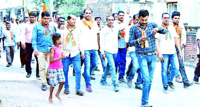 Lok Sabha Election 2019; Walk in Wardha constituency, meetings and meeting meetings | Lok Sabha Election 2019; वर्धा मतदारसंघात पदयात्रा, सभा अन् बैठकींचा धडाका Lok Sabha Election 2019; Walk in Wardha constituency, meetings and meeting meetings | Lok Sabha Election 2019; वर्धा मतदारसंघात पदयात्रा, सभा अन् बैठकींचा धडाका