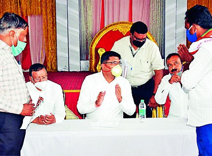 Give two per cent discount to electricity customers who pay a lump sum payment | एकरकमी देयक भरणाऱ्या वीज ग्राहकांना दोन टक्के सूट द्या