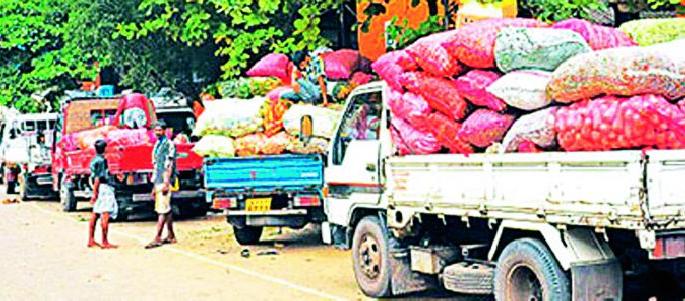 Ban on bringing milk, fruits, vegetables from outside the district | बाहेर जिल्ह्यातून दूध, फळे, भाजीपाला आणण्यास बंदी Ban on bringing milk, fruits, vegetables from outside the district | बाहेर जिल्ह्यातून दूध, फळे, भाजीपाला आणण्यास बंदी