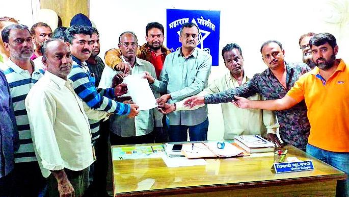 Take strict action against the atrocious youth | अत्याचारी युवकावर कठोर कारवाई करा Take strict action against the atrocious youth | अत्याचारी युवकावर कठोर कारवाई करा