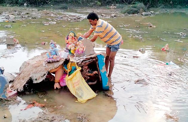 In the river Nirguda, defame 'Bappan' | निर्गुडा नदीत ‘बाप्पां’ची अवहेलना In the river Nirguda, defame 'Bappan' | निर्गुडा नदीत ‘बाप्पां’ची अवहेलना