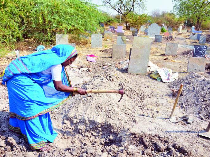 The cemetery was our home; She builds my fallen cheetah, digs pits too! | स्मशानभूमीलाच आपलं घर मानलं; ती माय ढासळलेली चिता रचते, खड्डेही खणते ! 